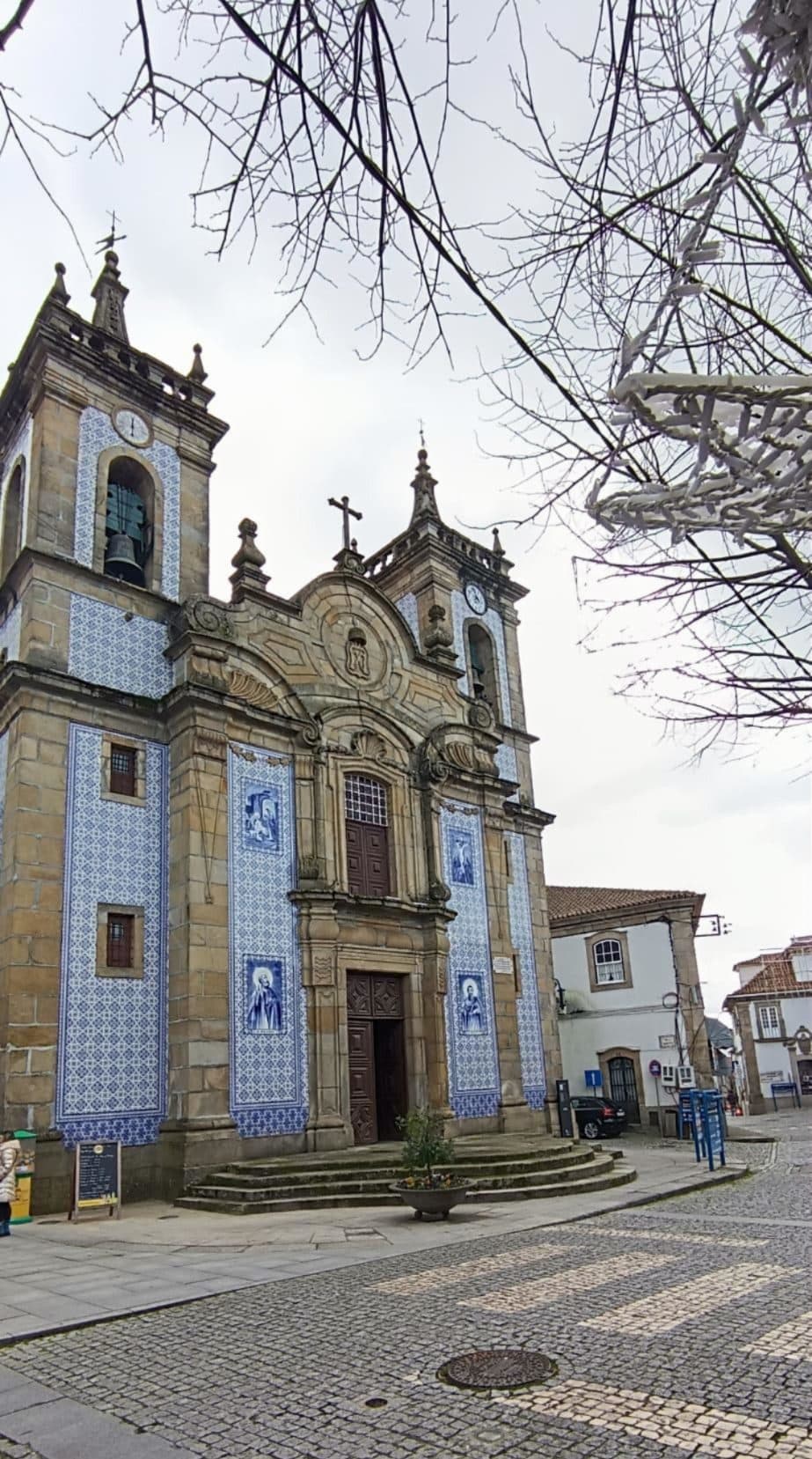 A fachada barroca azulejada da igreja matriz de Gouveia