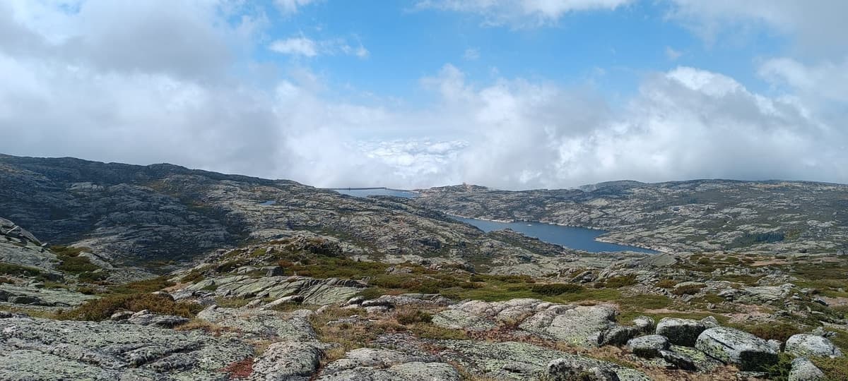 A Lagoa Comprida sob um céu limpo, a maior lagoa da serra
