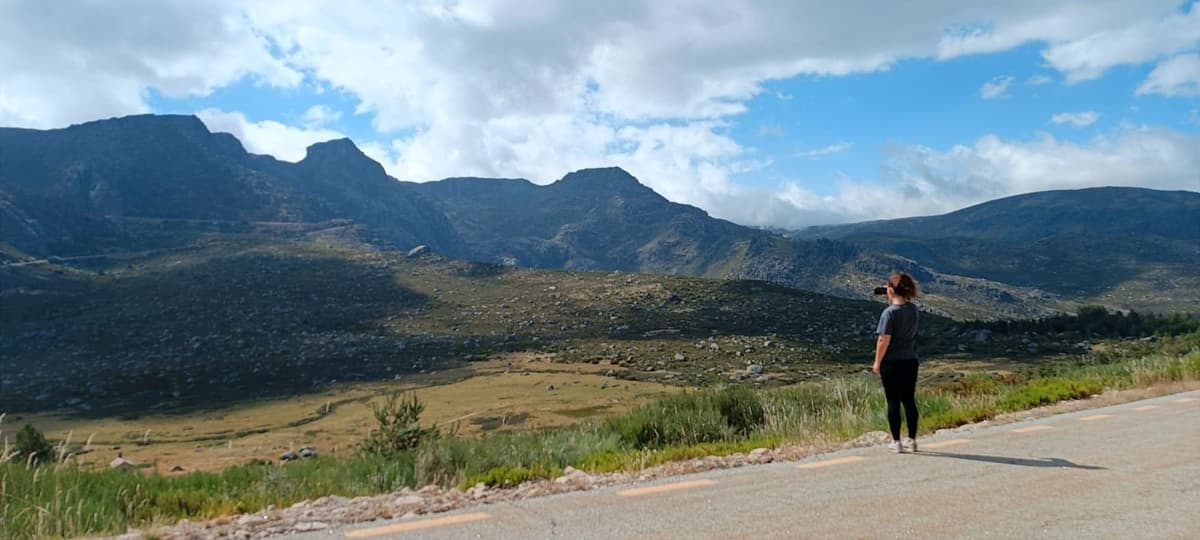 Um visitante a fotografar os Cântaros a partir da estrada do planalto