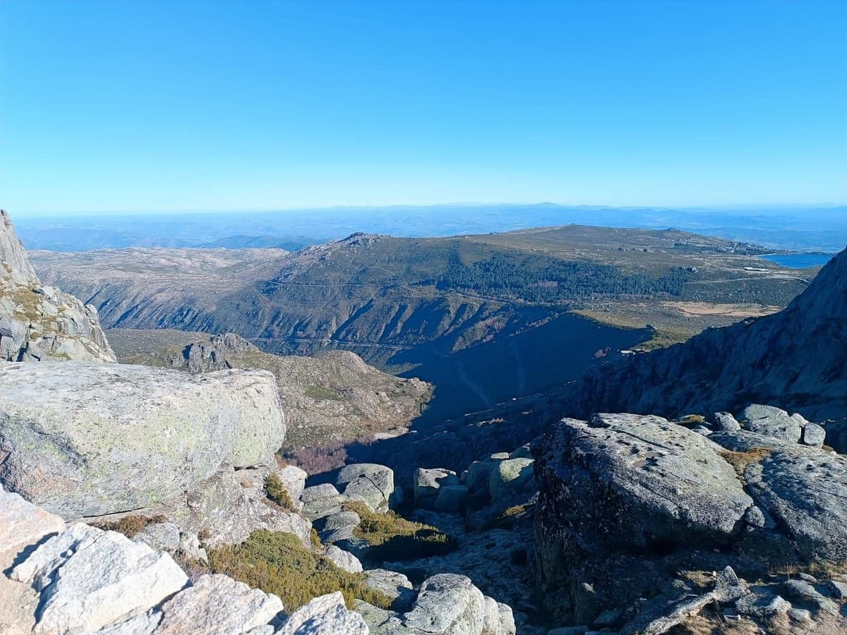 O vale glaciar visto da aresta de granito, com o planalto e a planície ao fundo