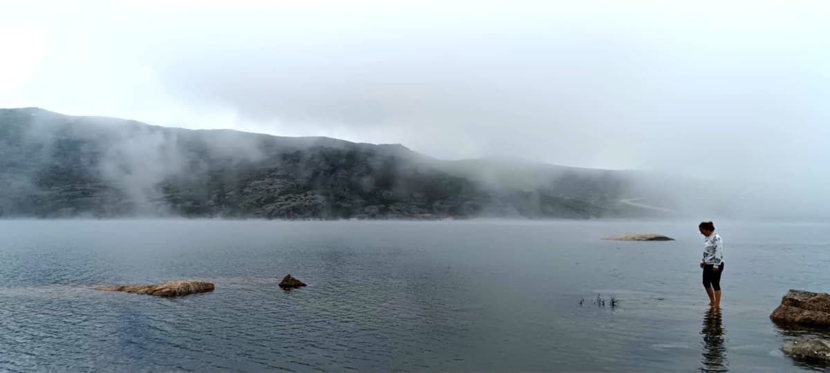 Uma lagoa de montanha entre ombros de granito